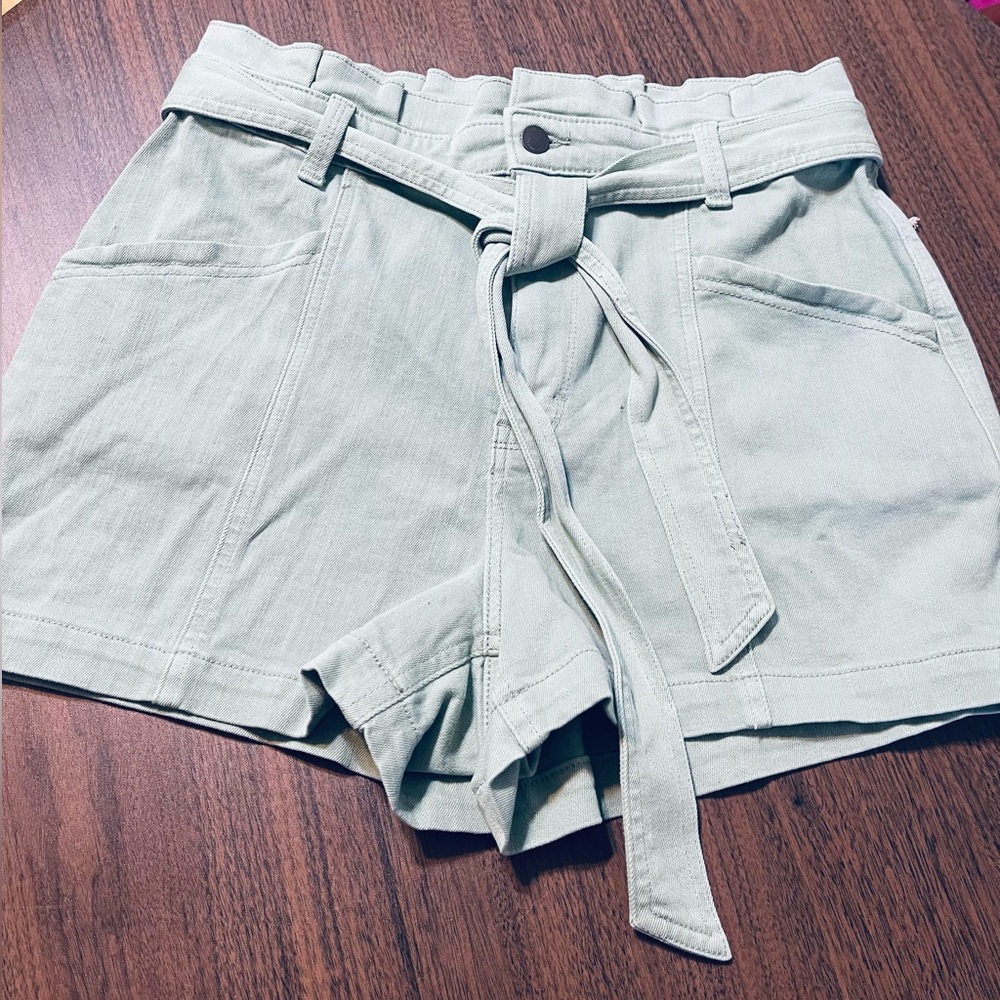 Universal Thread Women's Belted Cargo Shorts - Light Green